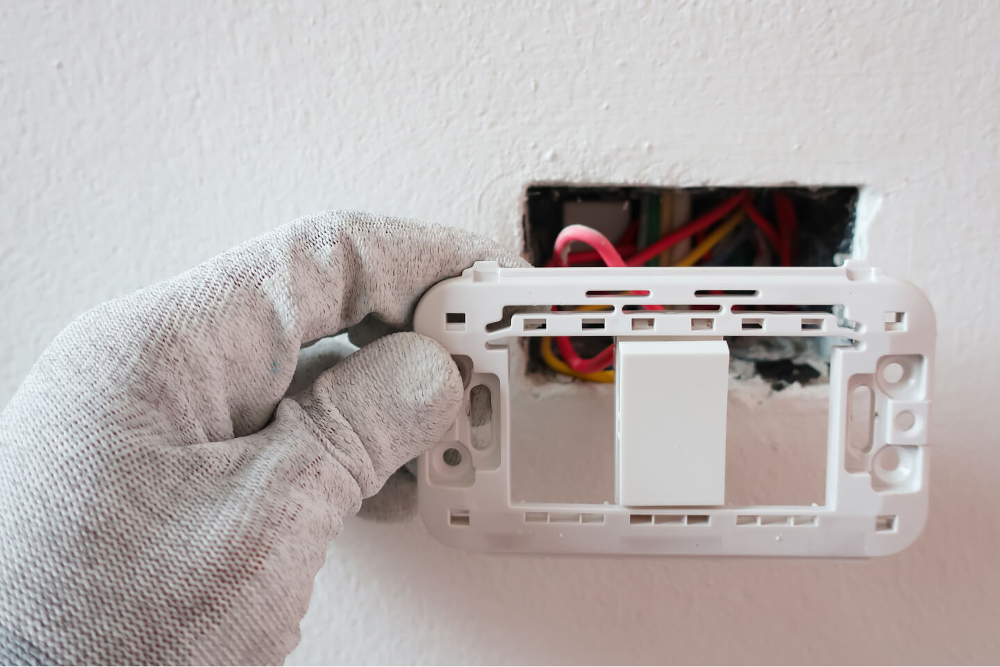 repairing-broken-electrical-outlets-in-the-home-e-2021-08-31-06-04-09-utc.jpg